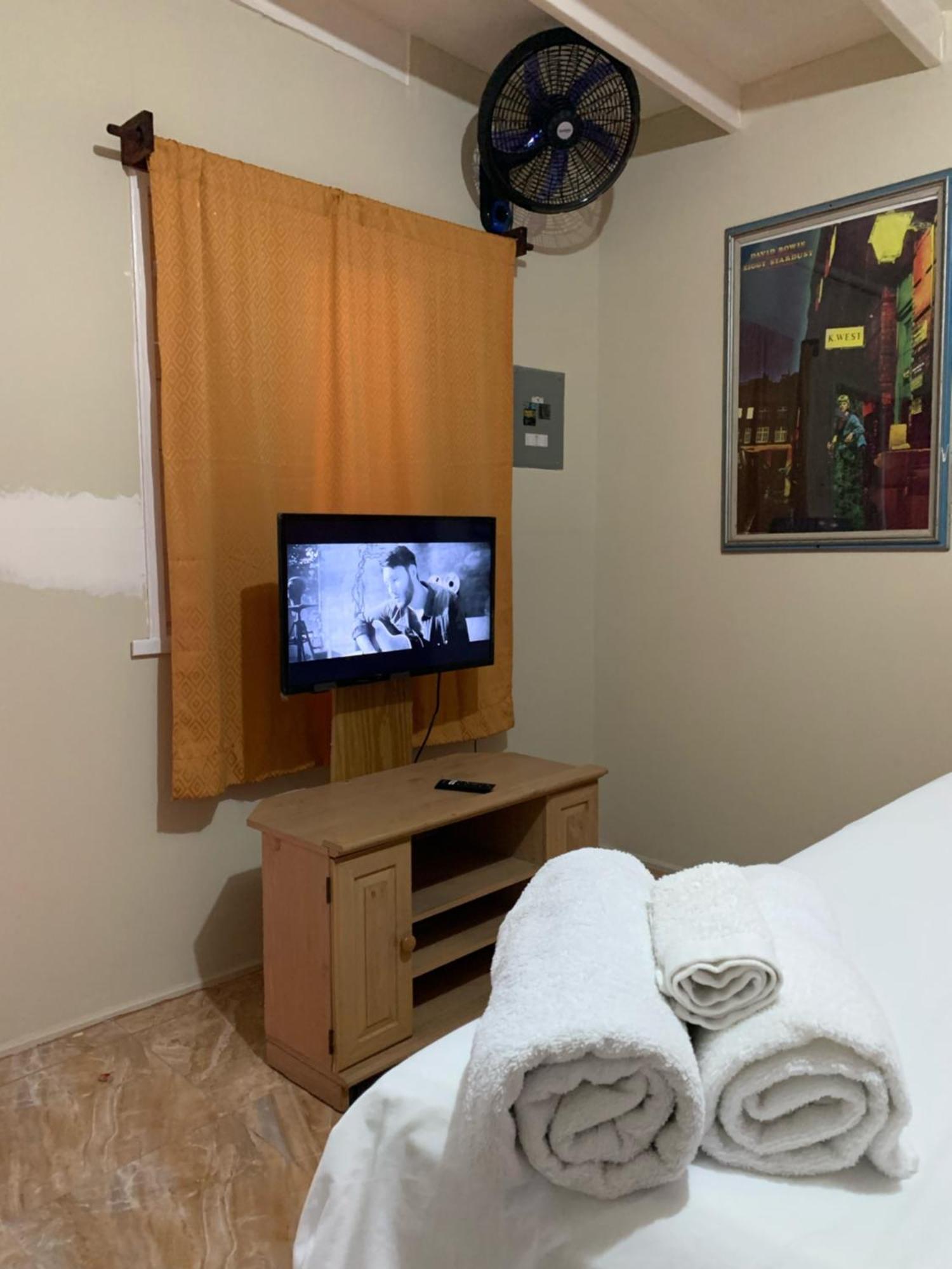 Kingsworth Bed And Breakfast Кингстън Екстериор снимка