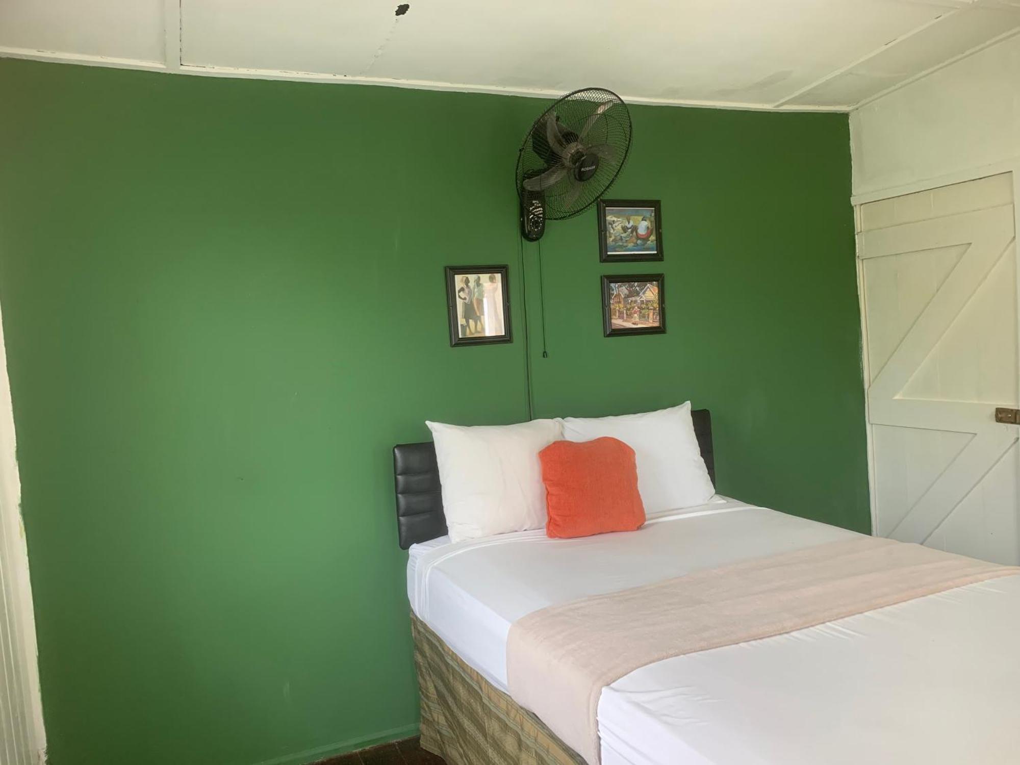 Kingsworth Bed And Breakfast Кингстън Екстериор снимка