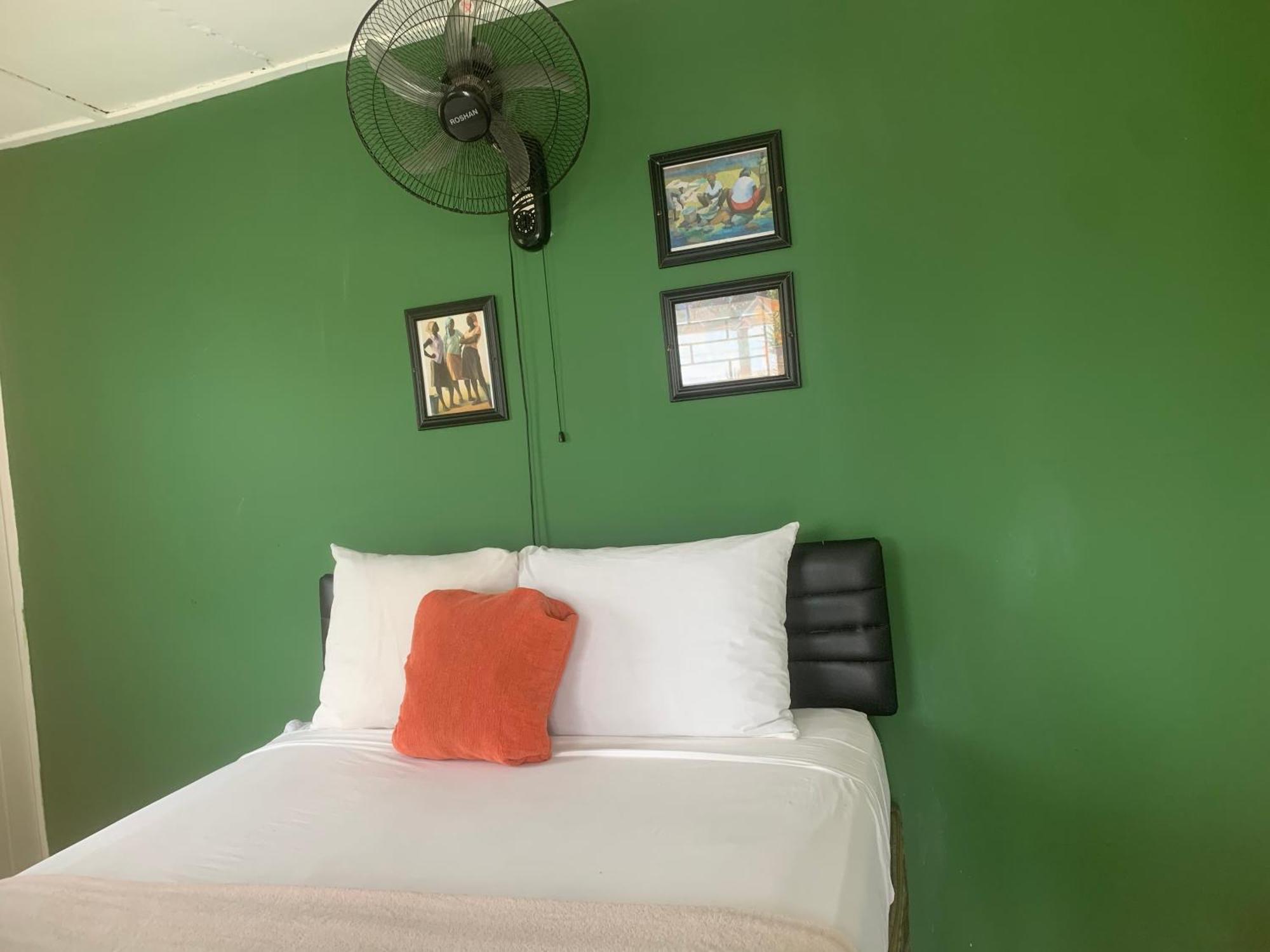 Kingsworth Bed And Breakfast Кингстън Екстериор снимка