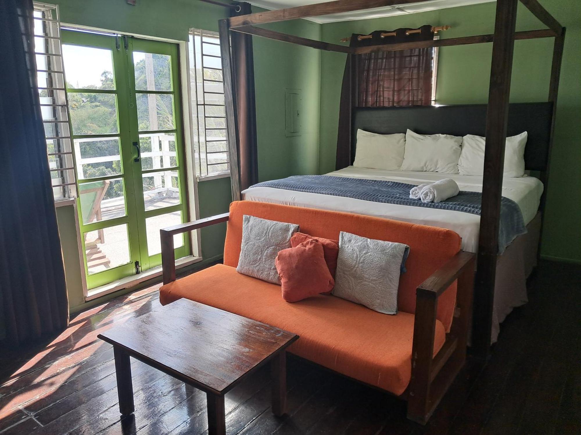 Kingsworth Bed And Breakfast Кингстън Екстериор снимка