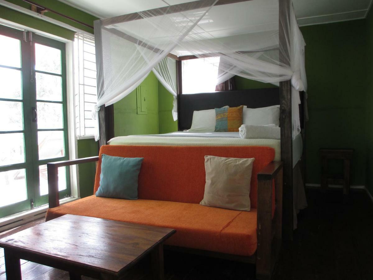 Kingsworth Bed And Breakfast Кингстън Екстериор снимка