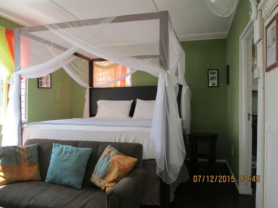 Kingsworth Bed And Breakfast Кингстън Екстериор снимка